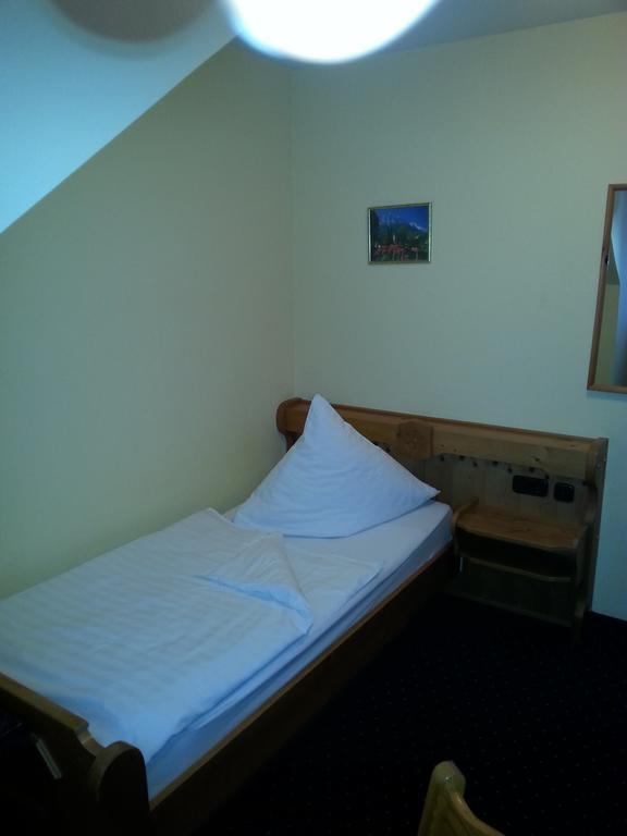 Brucker Gastehaus Hotel Fuerstenfeldbruck Room photo