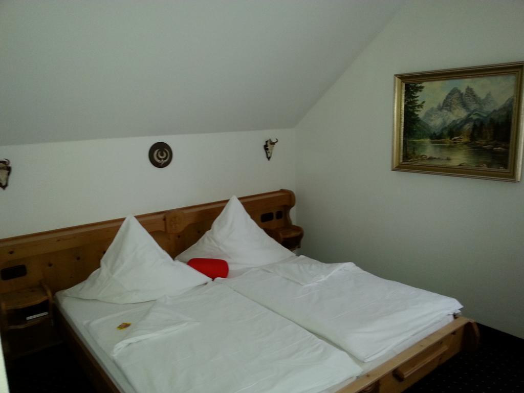 Brucker Gastehaus Hotel Fuerstenfeldbruck Room photo