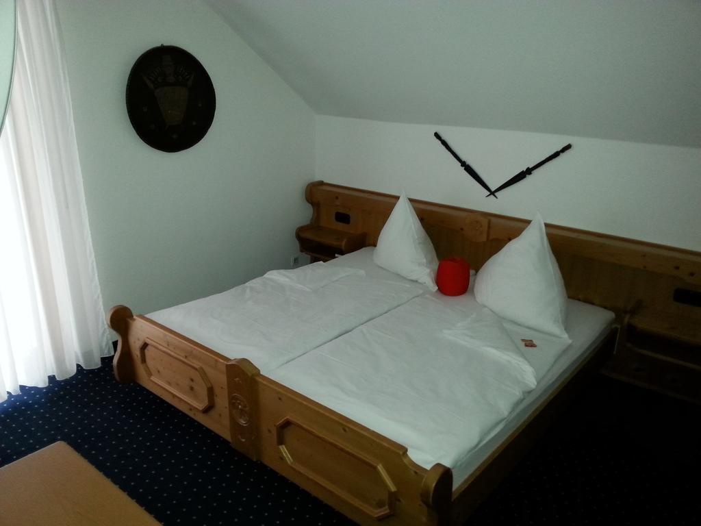 Brucker Gastehaus Hotel Fuerstenfeldbruck Room photo
